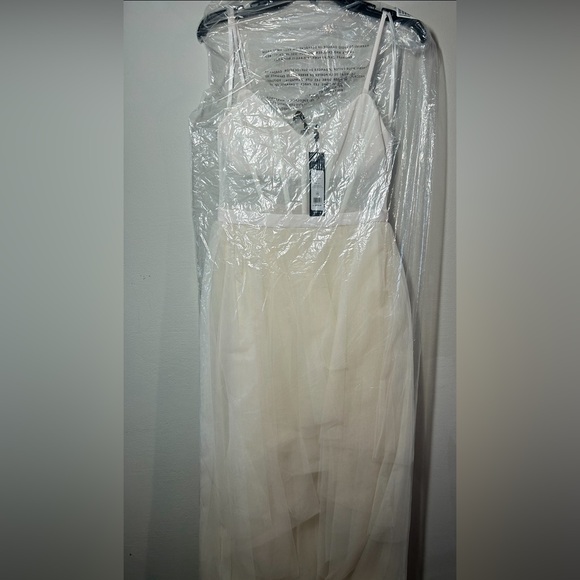 BCBGMAXAZRIA Tulle Gown Size 6 Color Gardenia - Picture 10 of 10